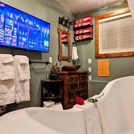 Private Cabin- Breakfast - Double Tub - 75In Tv - Sup - Washer Dryer - Bbq West Point Exterior photo