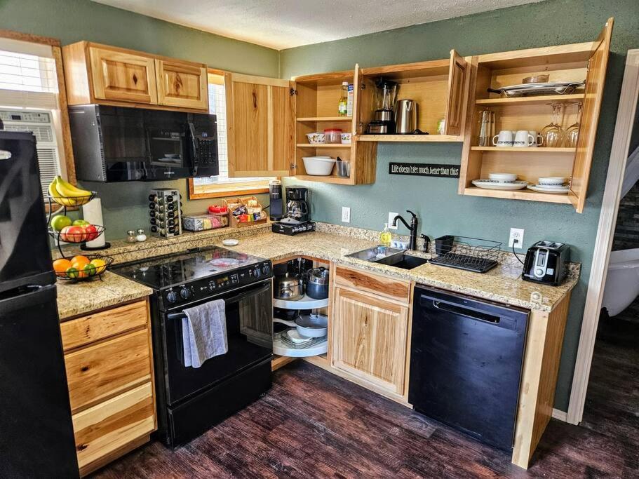 Holiday home Private Cabin- Breakfast - Double Tub - 75in Tv - Sup - Washer Dryer - Bbq West Point