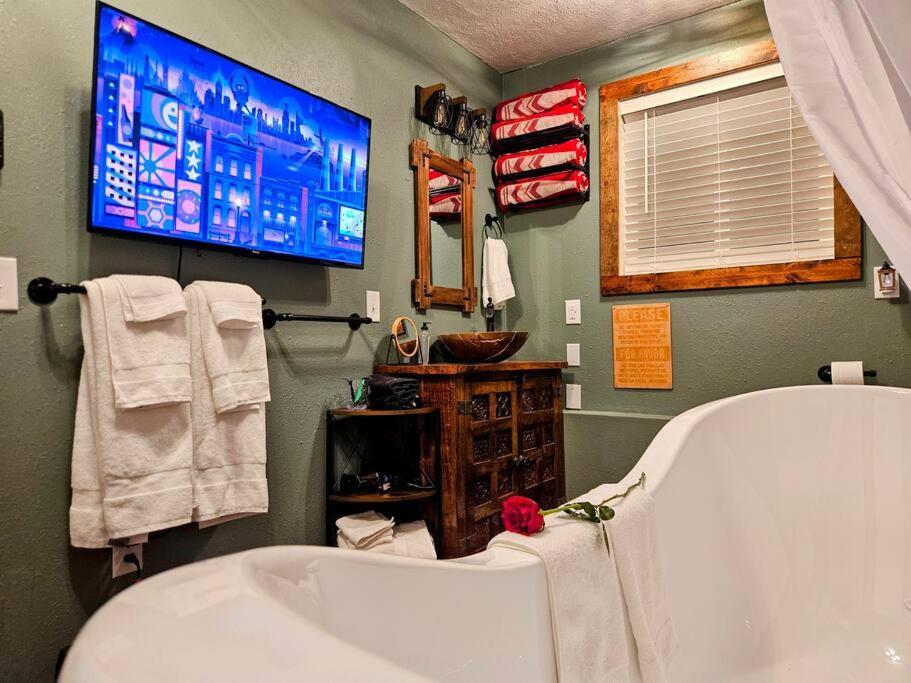 Private Cabin- Breakfast - Double Tub - 75in Tv - Sup - Washer Dryer - Bbq