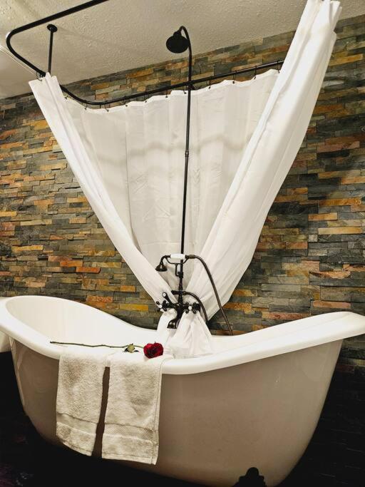 Holiday home Private Cabin- Breakfast - Double Tub - 75in Tv - Sup - Washer Dryer - Bbq *