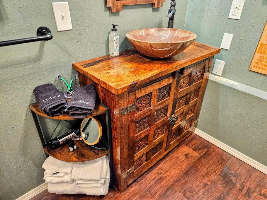 Private Cabin- Breakfast - Double Tub - 75in Tv - Sup - Washer Dryer - Bbq *