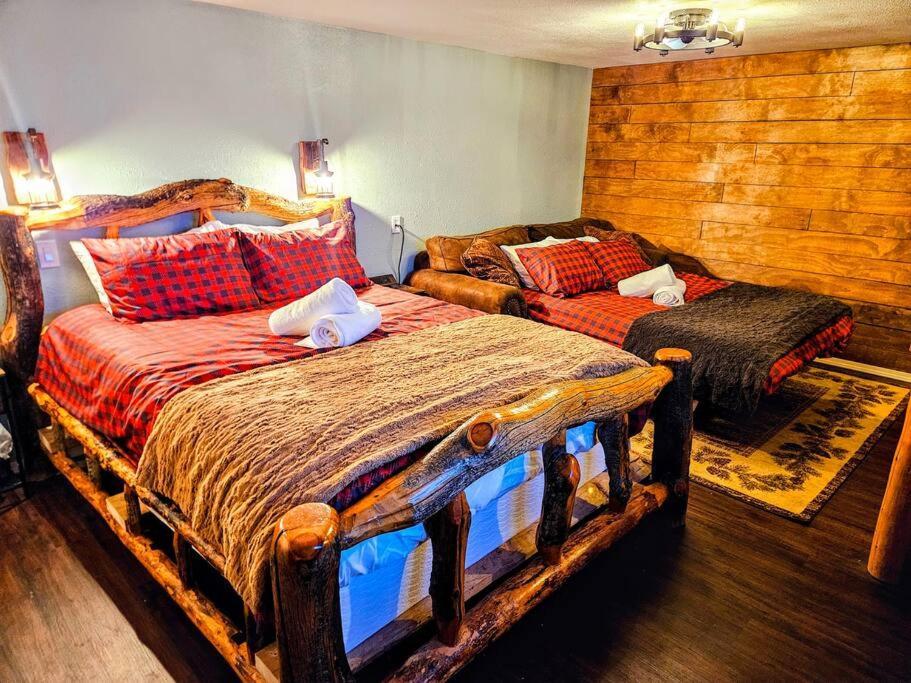 Private Cabin- Breakfast - Double Tub - 75in Tv - Sup - Washer Dryer - Bbq Holiday home West Point
