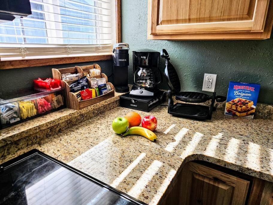 Private Cabin- Breakfast - Double Tub - 75in Tv - Sup - Washer Dryer - Bbq Holiday home