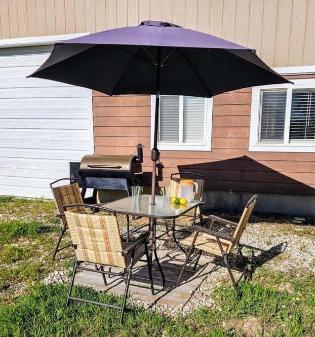 Private Cabin- Breakfast - Double Tub - 75in Tv - Sup - Washer Dryer - Bbq Holiday home